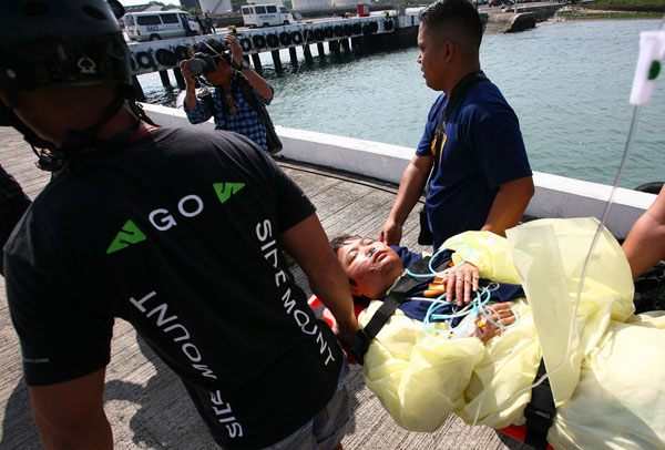 Korean diver Kim Eun, 31, is assisted by medical personnel after she was found in the waters off Camotes Island. [Photo by JCDV for BusinessNewsAsia.com] 