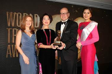 Paddy Lui (middle left), Managing Director of Stanford Hotels International and Executive Director of K.Wah International Holdings Limited, together with Mr. Alexander O. Wassermann (middle right), General Manager of InterContinental Grand Stanford Hong Kong were excited to be awarded during the 2015 World Travel Awards Asia & Australasia Gala Ceremony