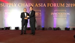 Robert Tan, Managing Director - South and Southeast Asia of Kerry Logistics (left) receives the Asian 3PL of the Year award at the Supply Chain Asia Awards 2019.